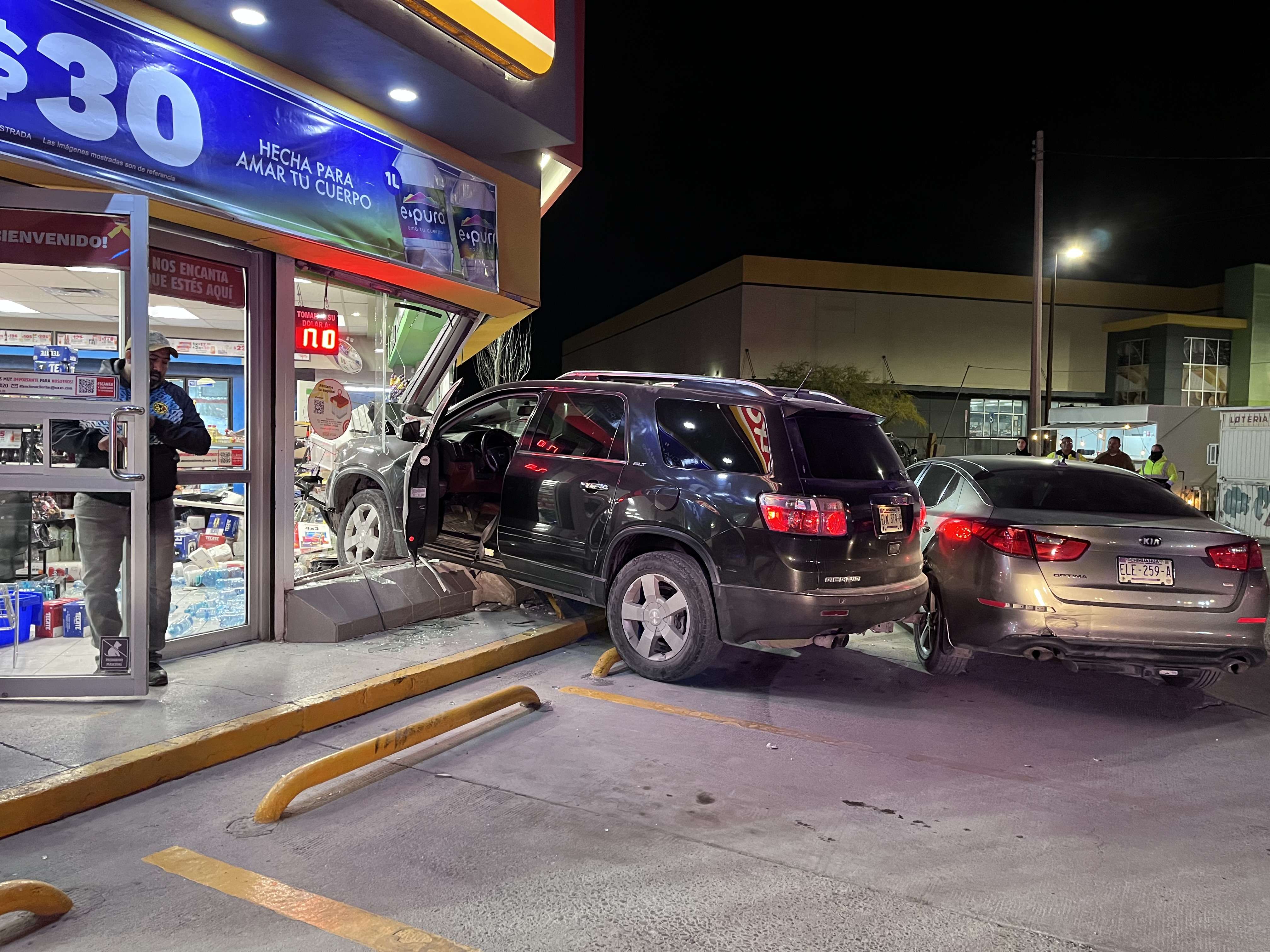Conductor ebrio se impacta contra auto y termina dentro de un Oxxo | El ...