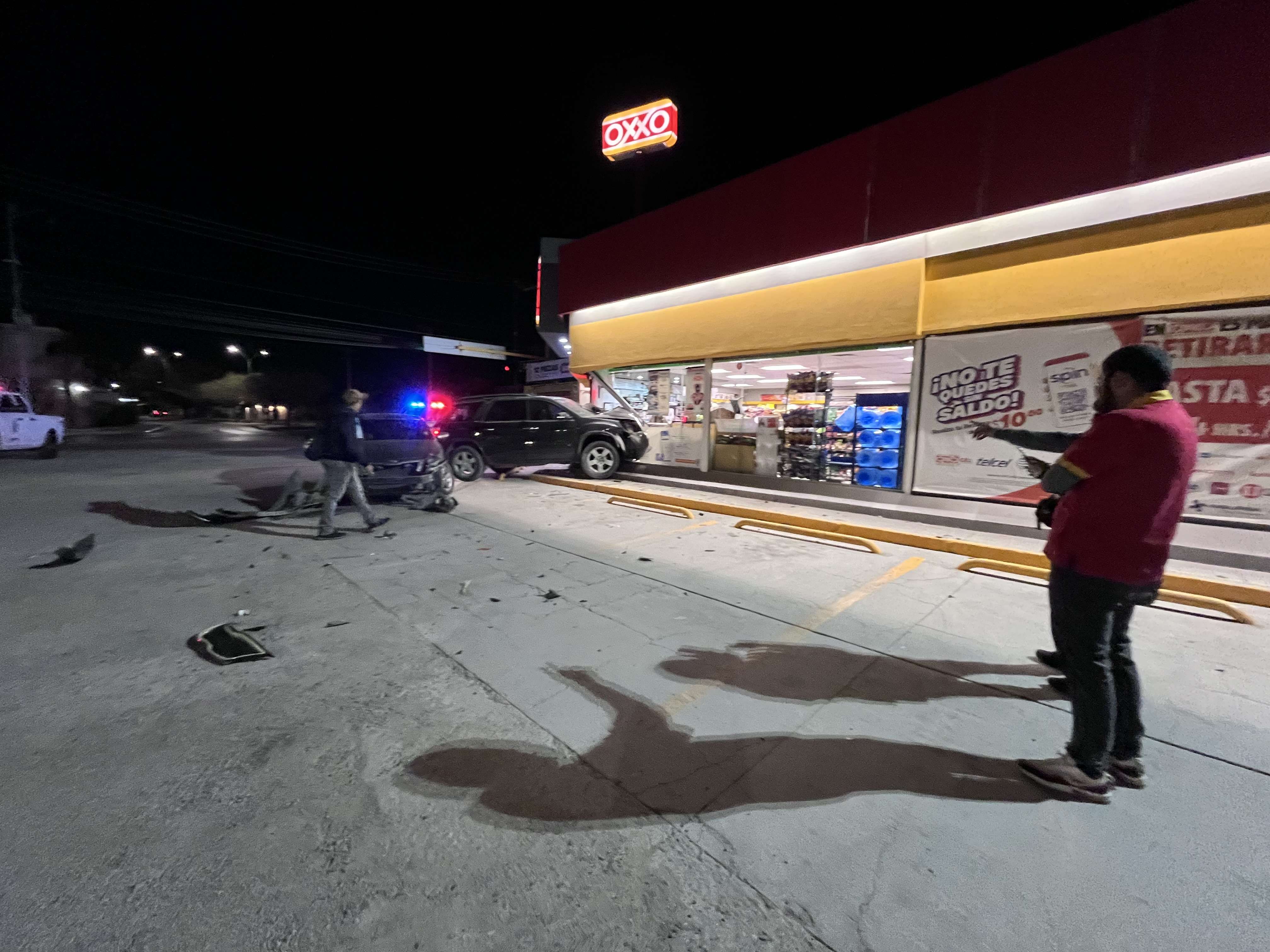 Conductor ebrio se impacta contra auto y termina dentro de un Oxxo | El ...