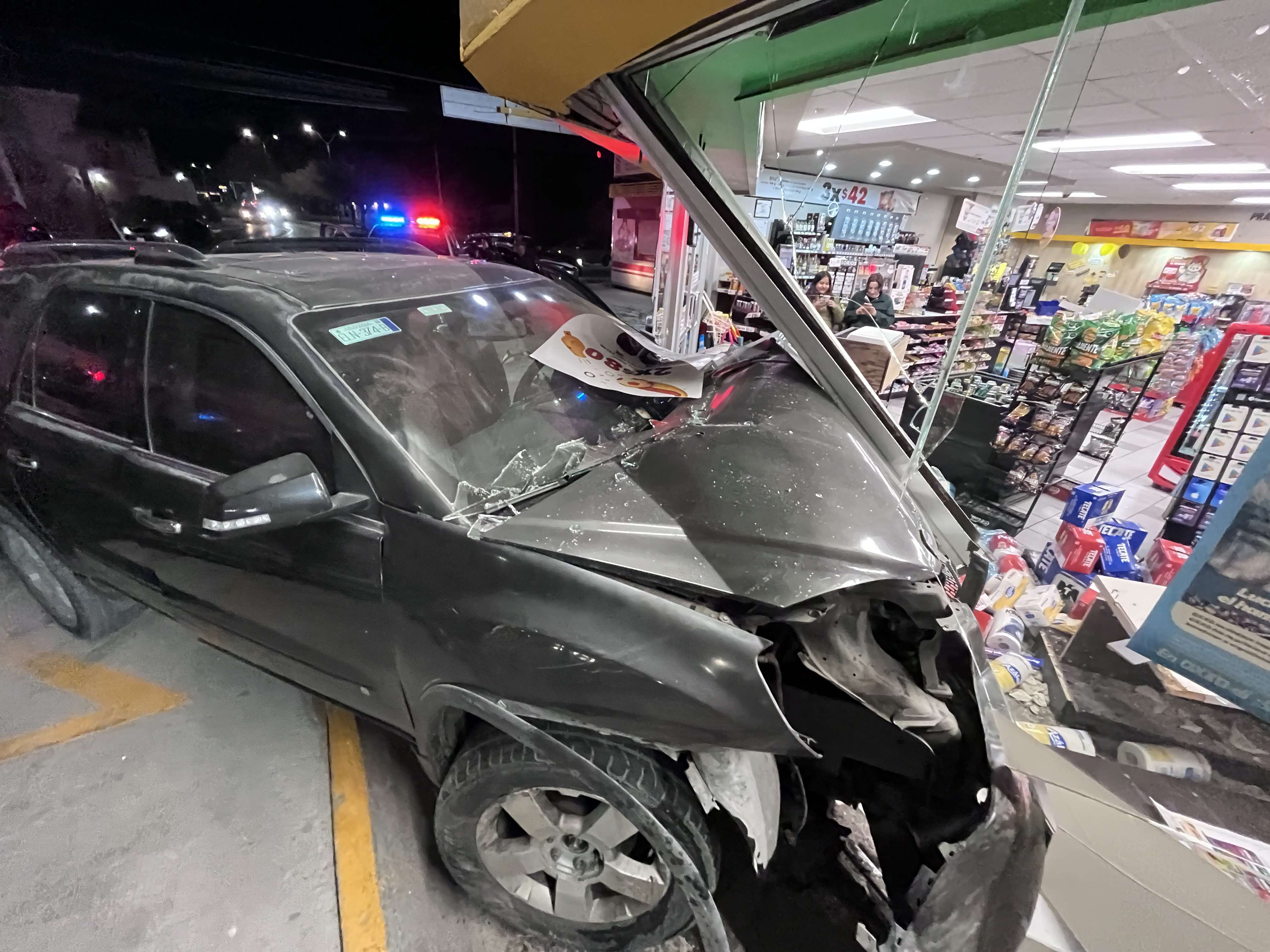 Conductor ebrio se impacta contra auto y termina dentro de un Oxxo | El ...