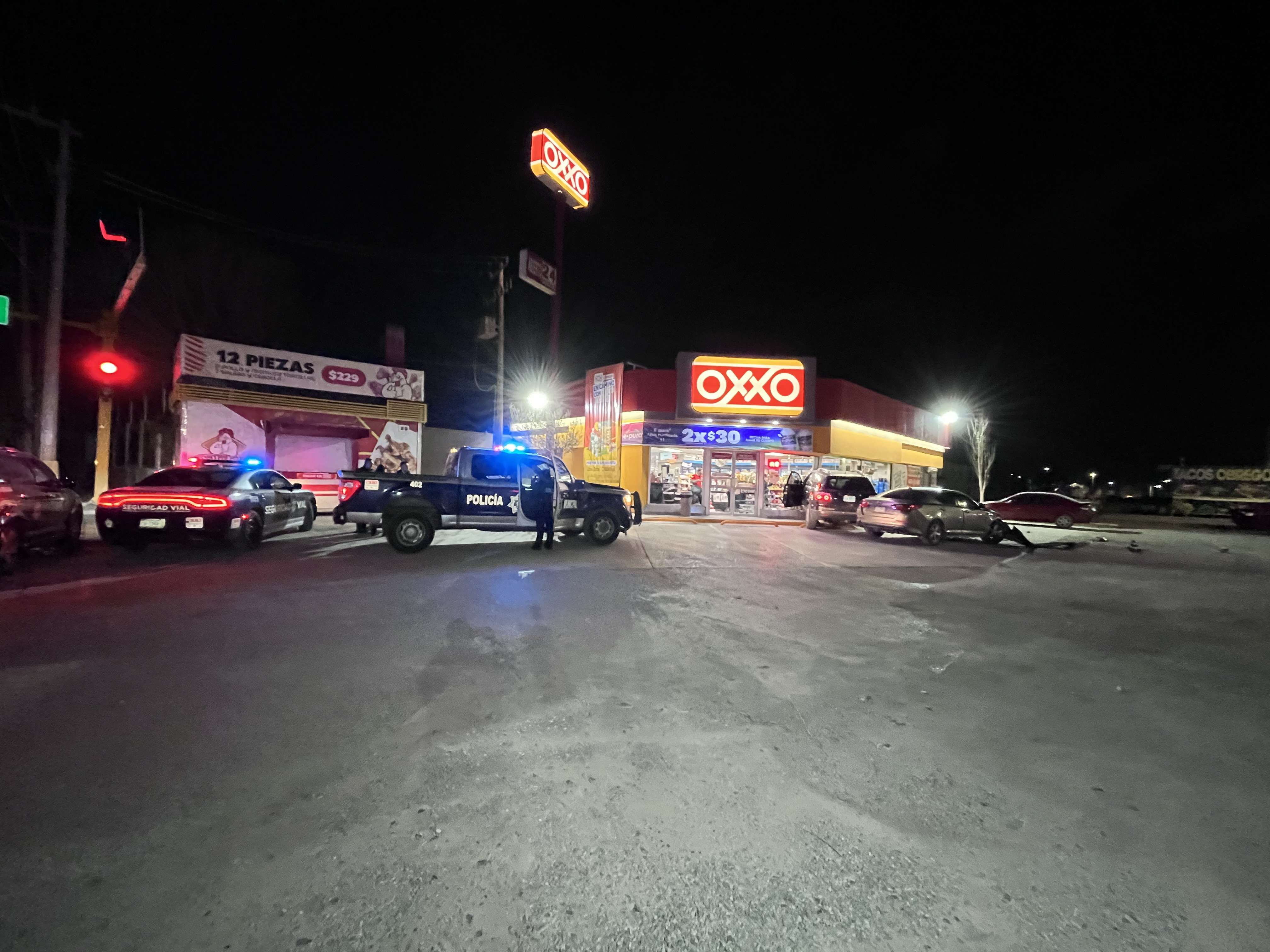 Conductor ebrio se impacta contra auto y termina dentro de un Oxxo | El ...