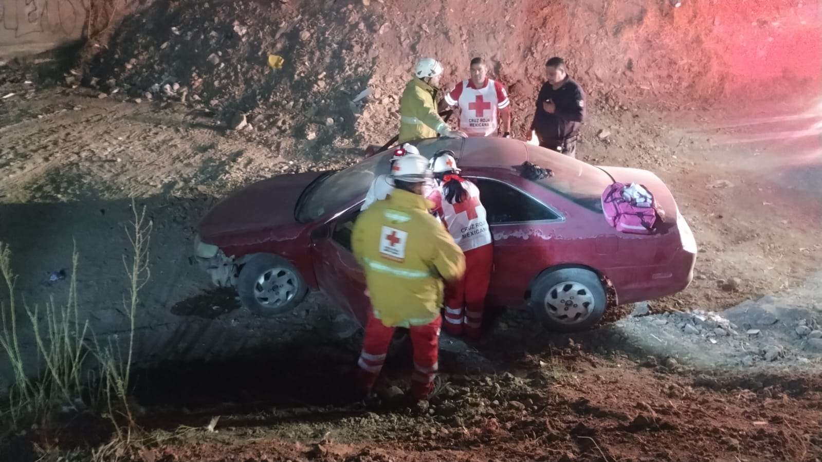 Pierde el control del volante y cae a un canal en la Dale | El Bordo