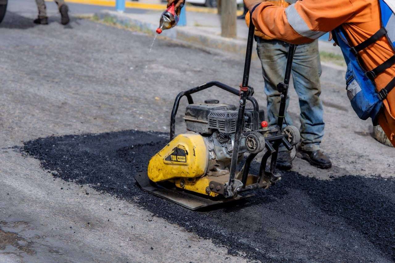 Supervisa Marco Bonilla labores de bacheo en colonia Saucito | El Bordo