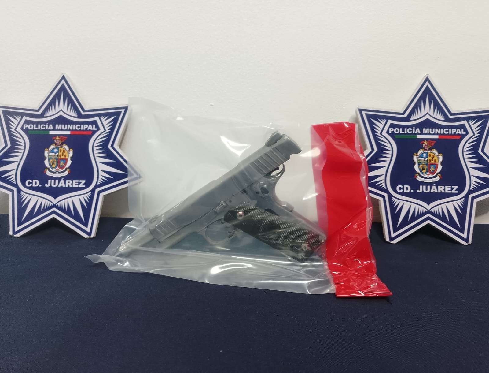 Aseguran pistola calibre .45 abandonada en Santa Rita