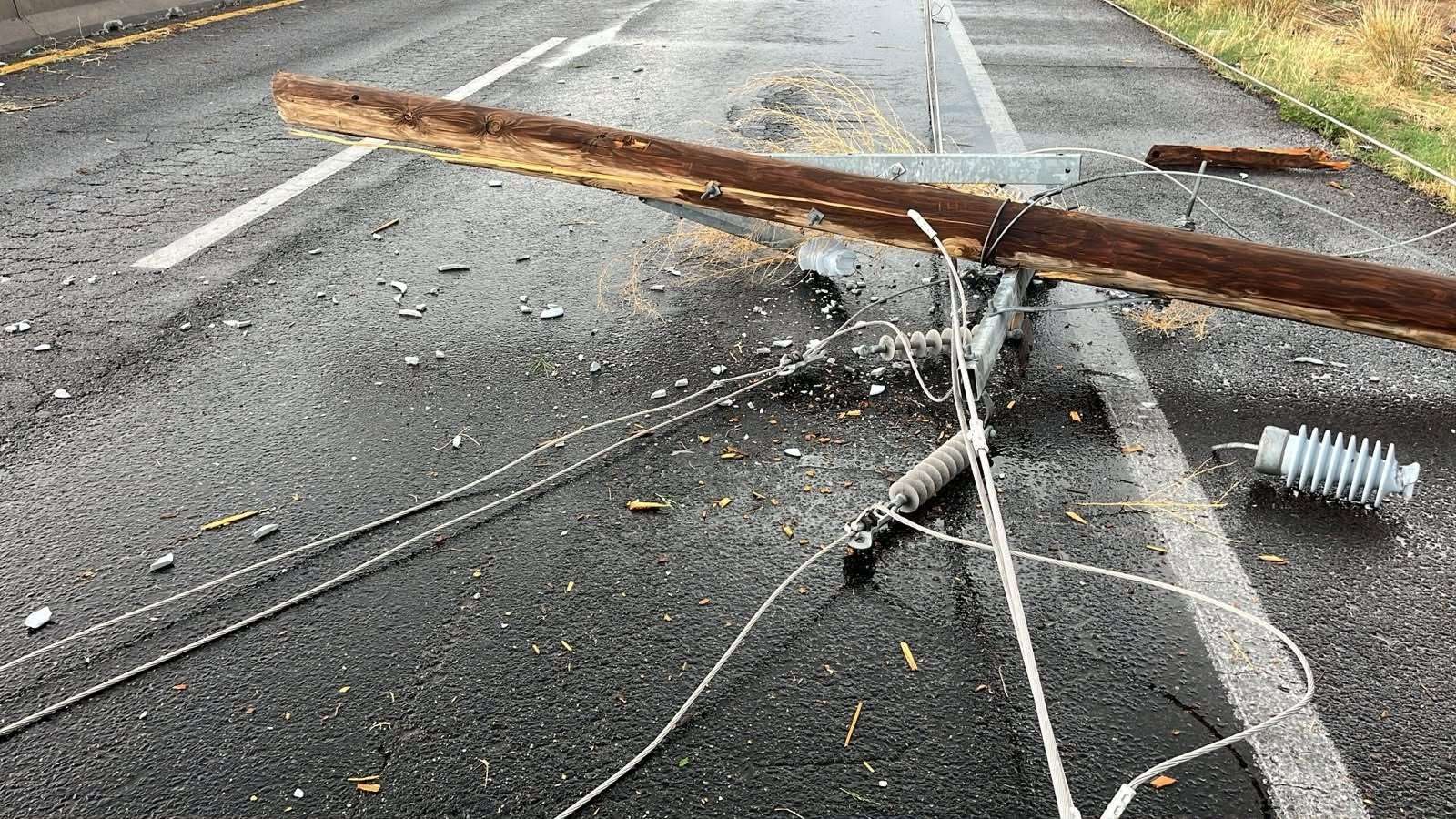 Derriba temporal postes sobre carretera en Meoqui