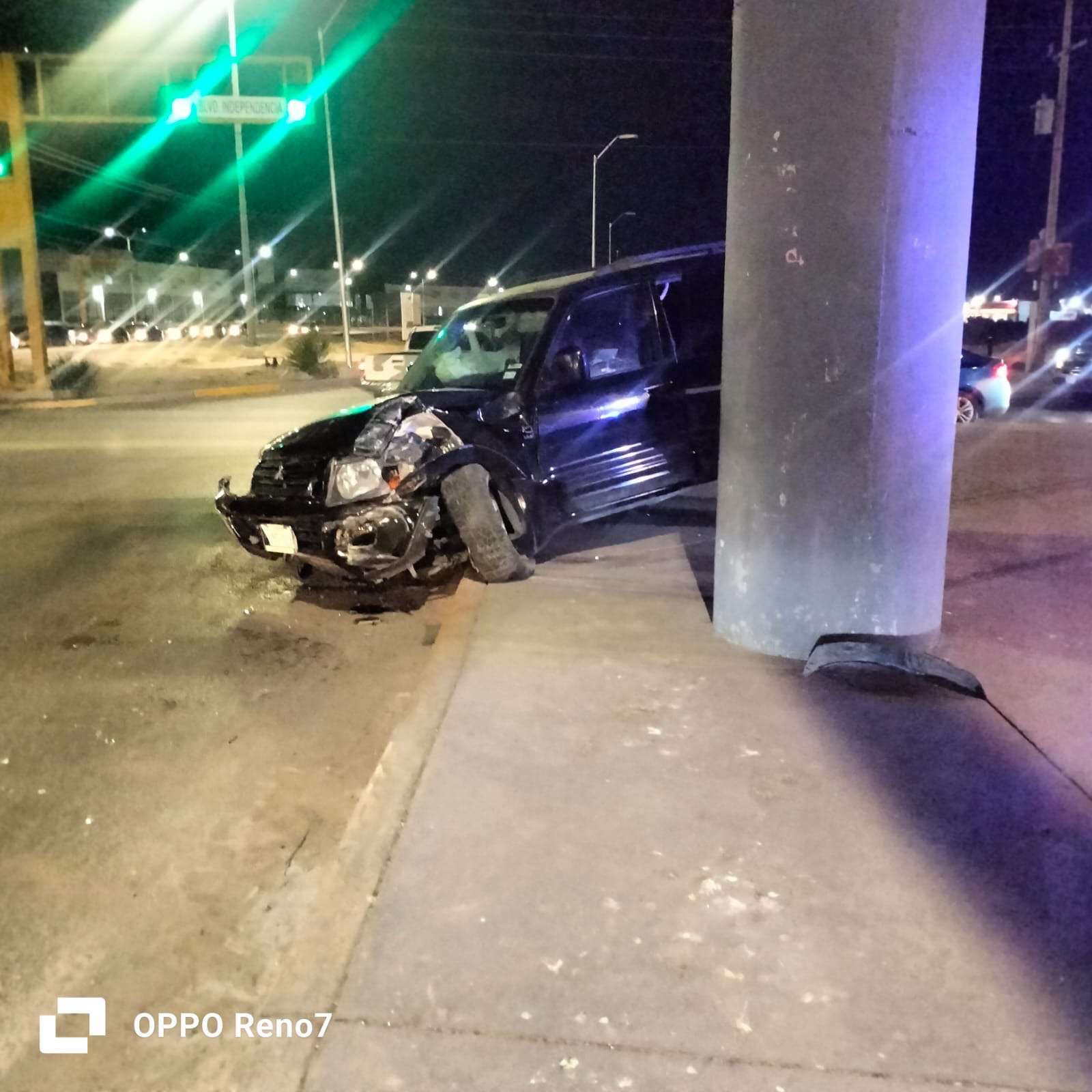 Conductor abandona camioneta tras chocar contra banqueta y pilar de puente en el suroriente