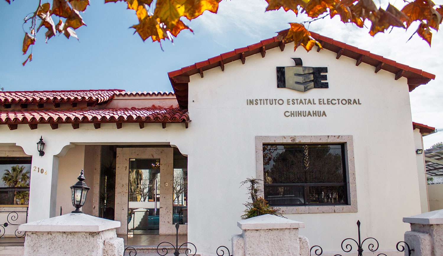 Ordena IEE bajar espectaculares y videos contra Morena 
