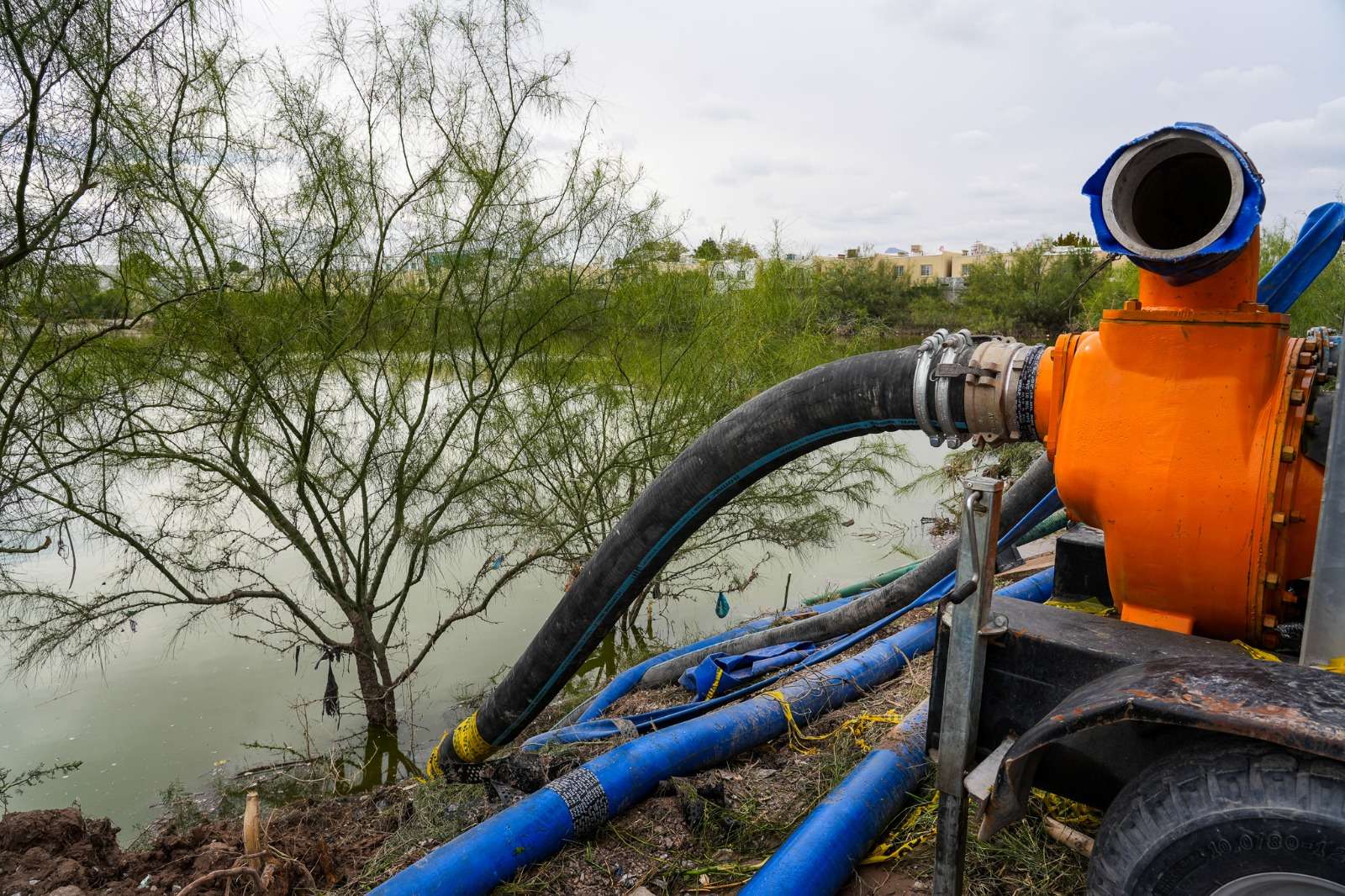 Bombean 7 millones de litros de agua en dique del fraccionamiento Gardeno.